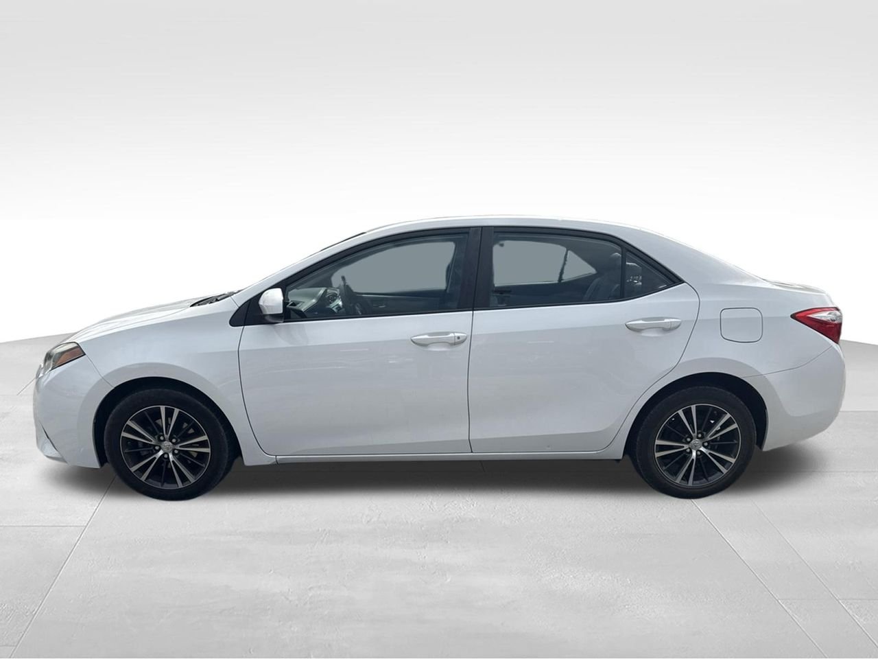 Used 2016 White Toyota LE Plus image 4