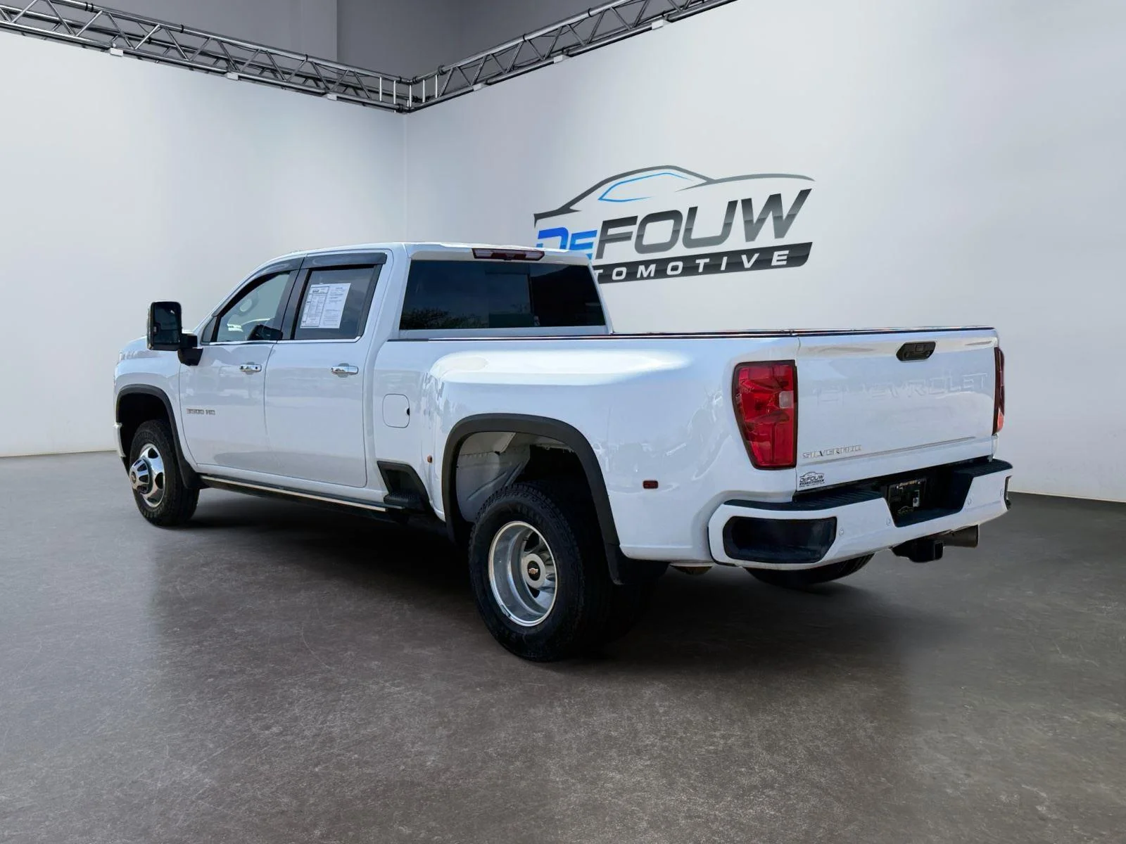Used 2022 Summit White Chevrolet High Country image 5