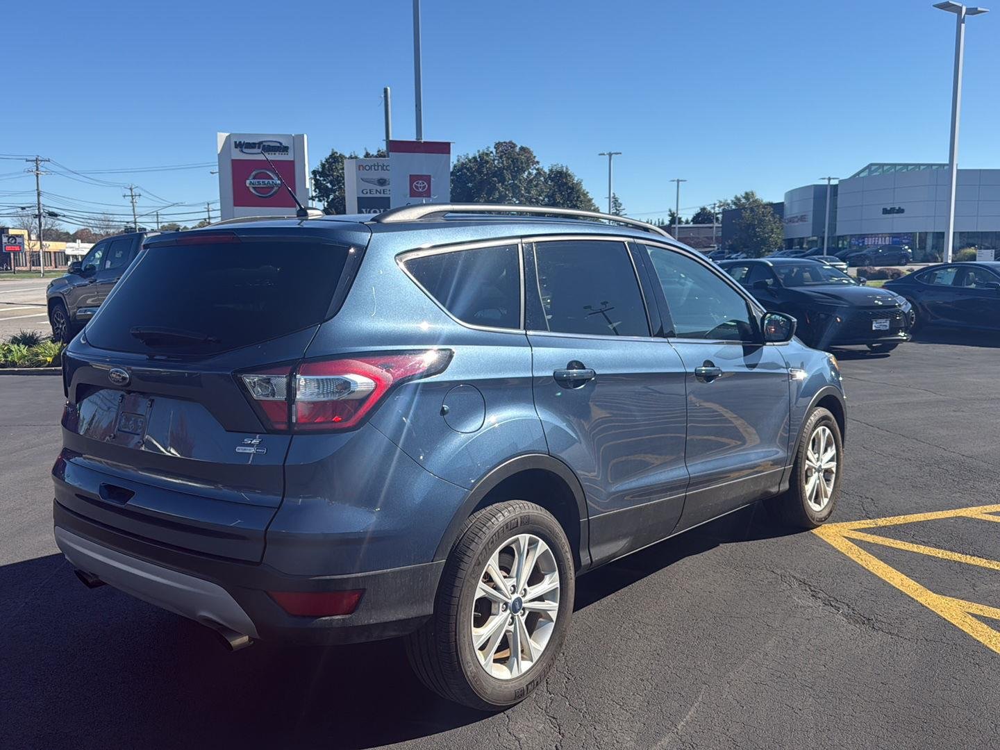 Used 2018 Blue Ford SE image 3