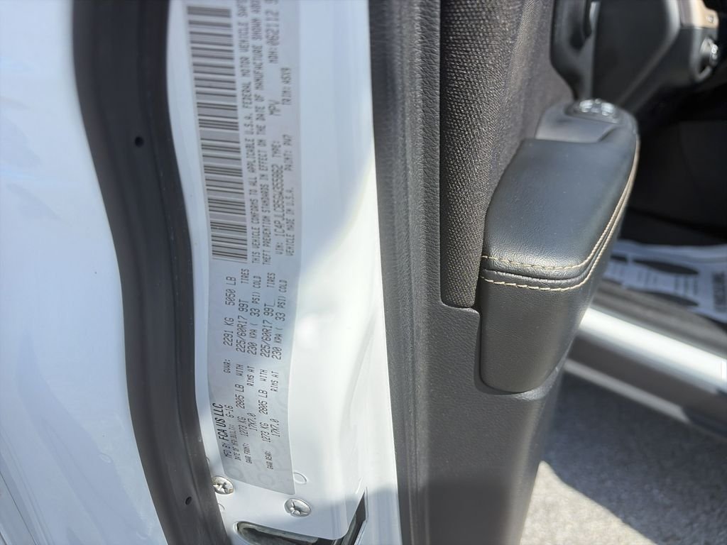 Used 2016 Bright White Clearcoat Jeep Latitude image 34