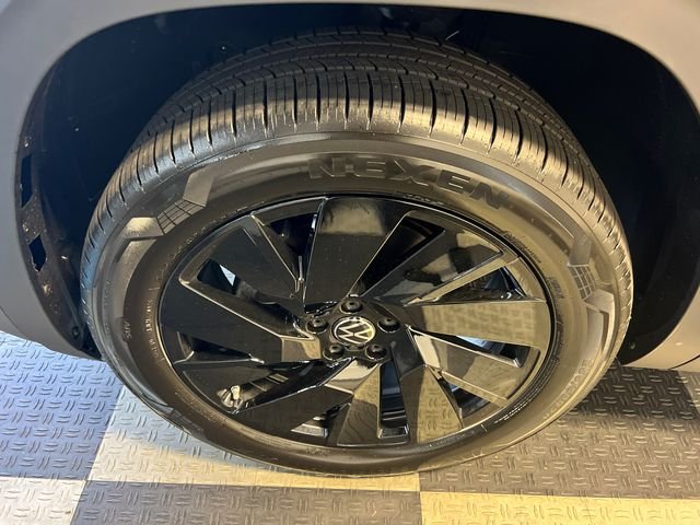 New 2026 Black Volkswagen 2.0T SE w/Technology image 9
