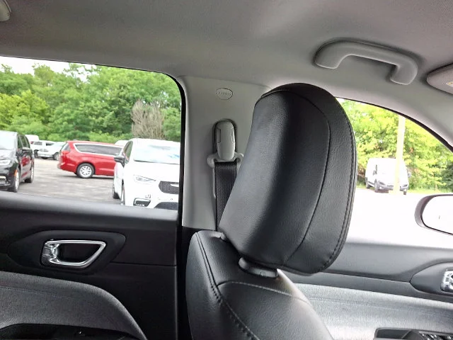 Used 2022 Red Jeep Latitude image 13