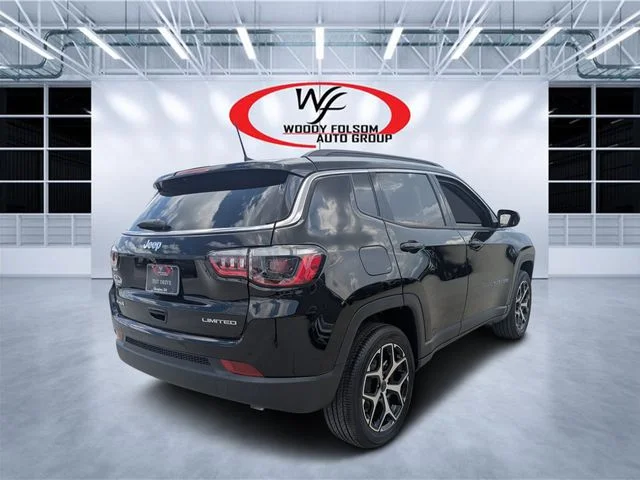 New 2026 Diamond Black Crystal Pearl-Coat Exterior Paint Jeep Limited image 3