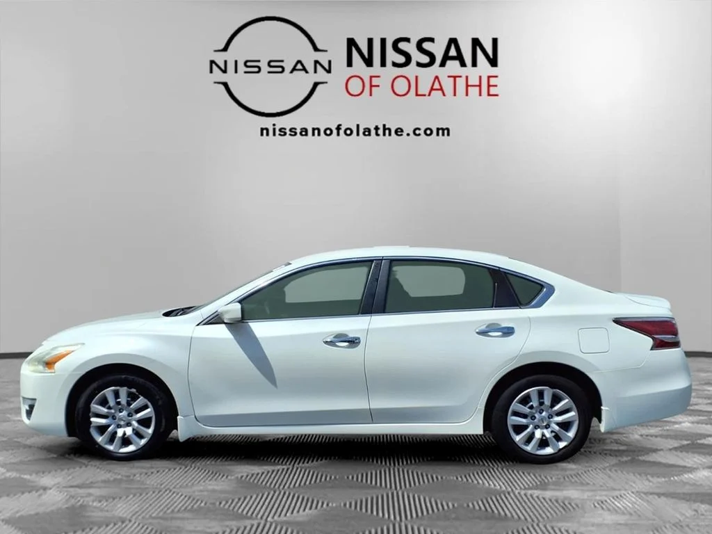 Used 2014 White Nissan 2.5 S image 20