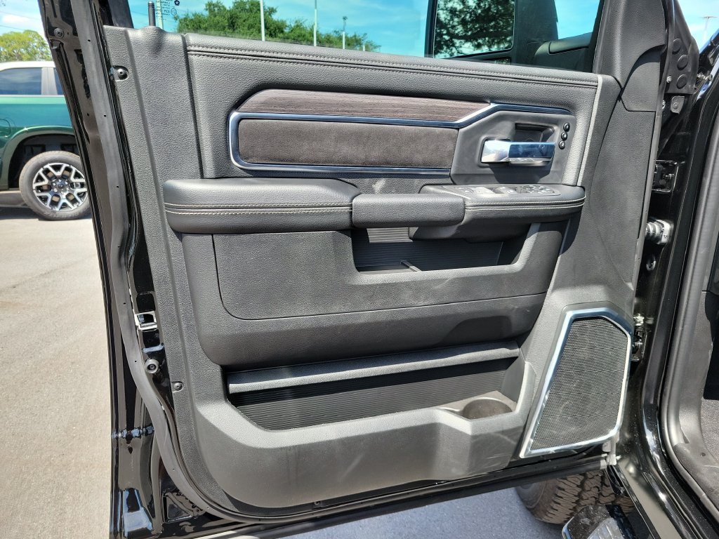 New 2027 Diamond Black Crystal Pearl-Coat Exterior Paint RAM Laramie image 11