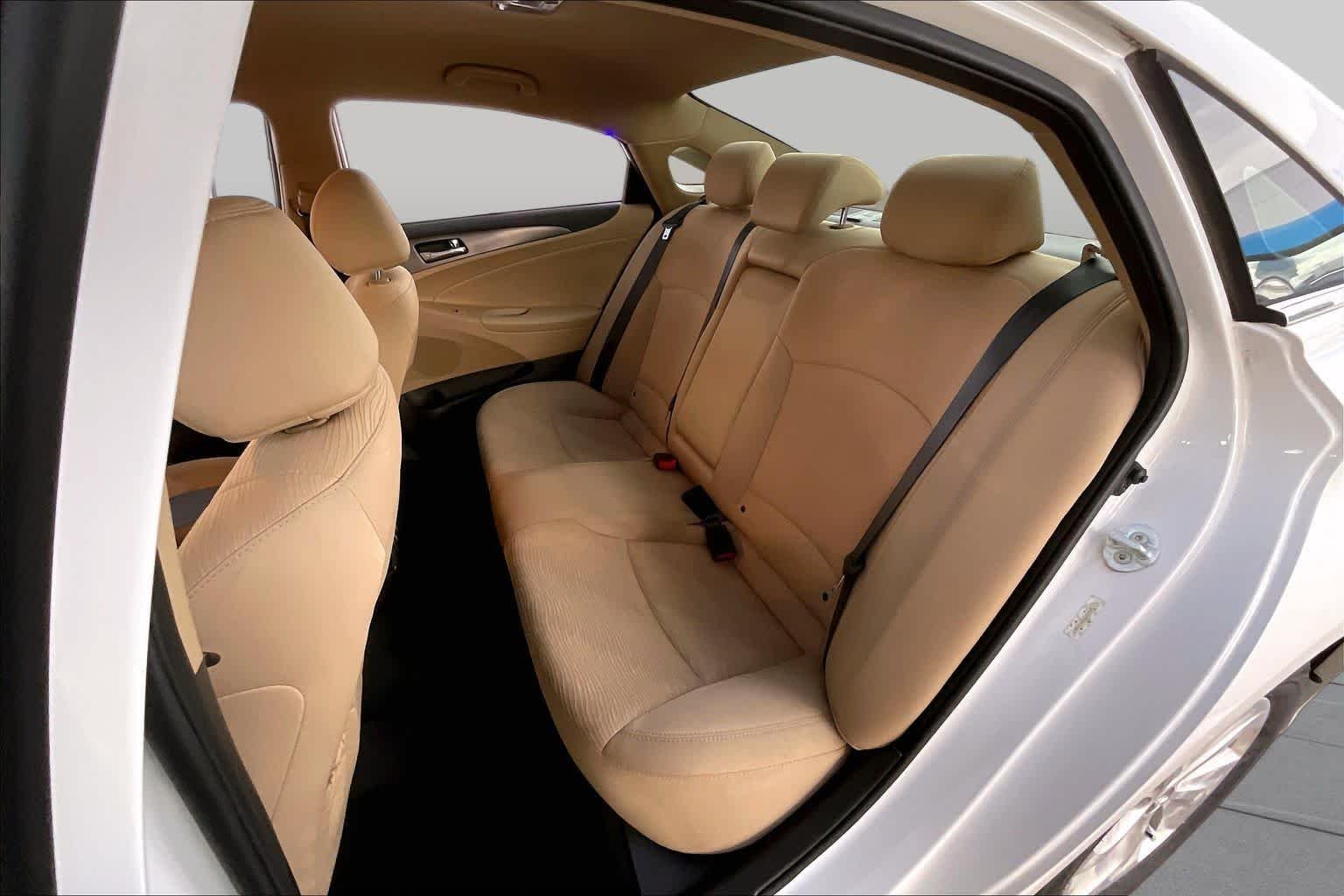 Used 2013 Porcelain White Pearl Hyundai  image 20