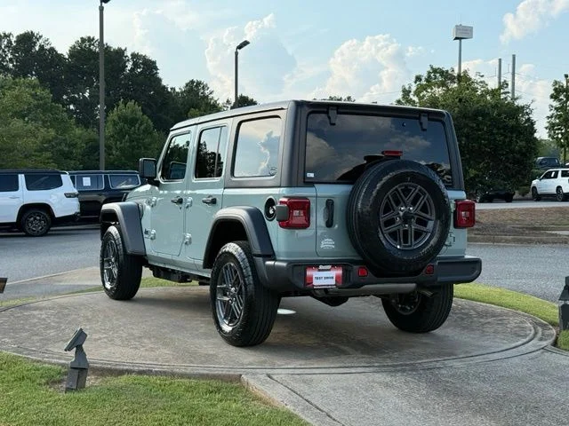 New 2026 Earl Clearcoat Jeep Sport S image 5