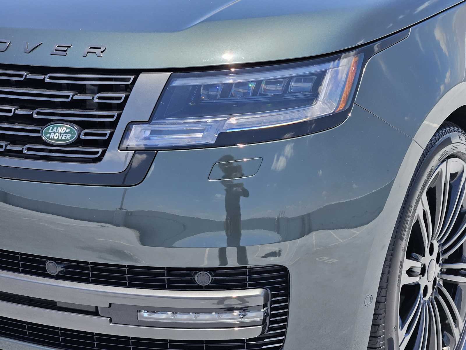New 2026 Belgravia Green LAND ROVER SE image 8