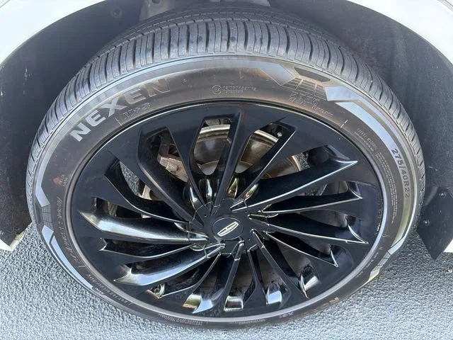 Used 2021 White Lincoln Reserve image 17