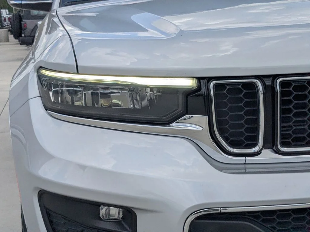 Used 2021 Silver Jeep Overland image 11