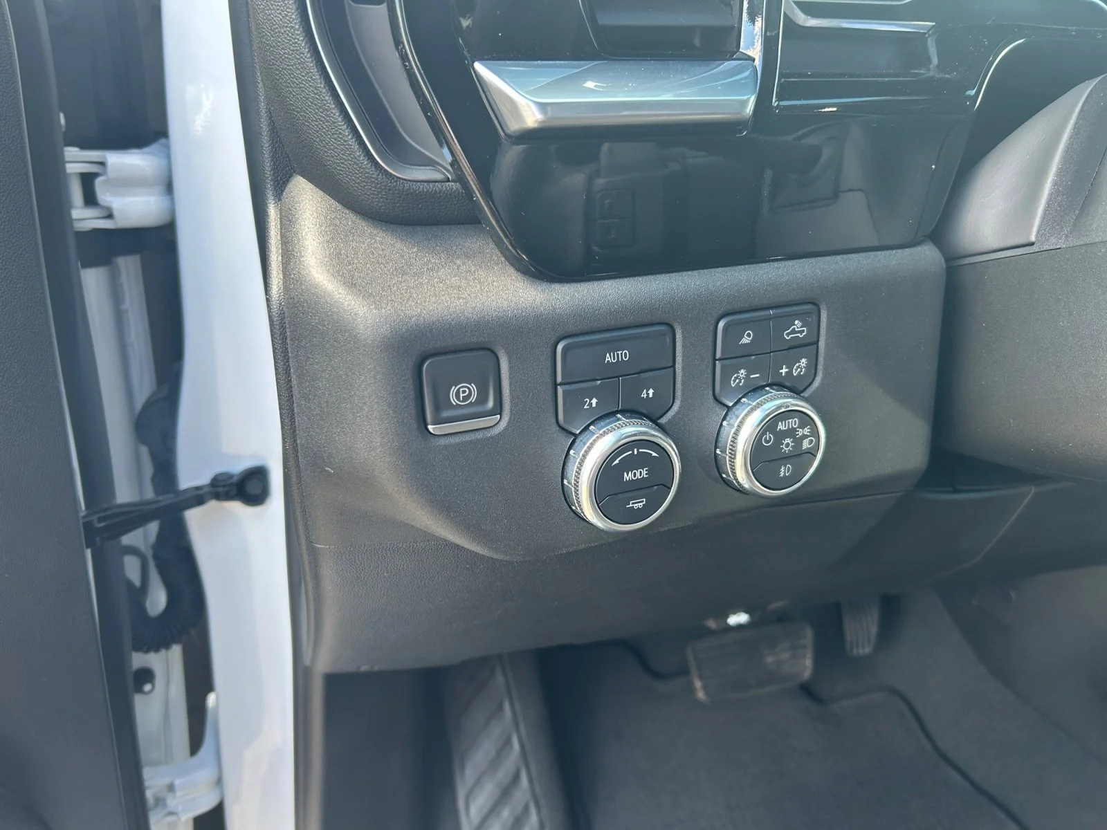 Used 2023 Summit White GMC SLT Crew Cab image 16
