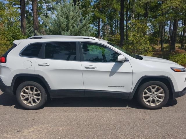 Used 2016 White Jeep Latitude image 3