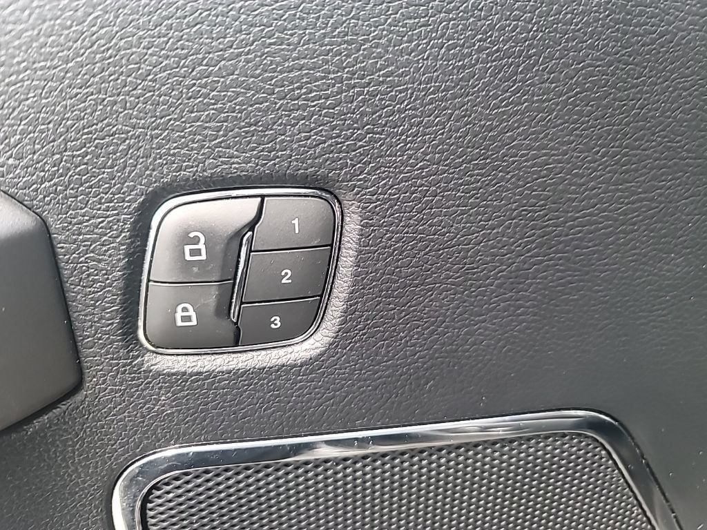 Used 2020  Ford XL image 15