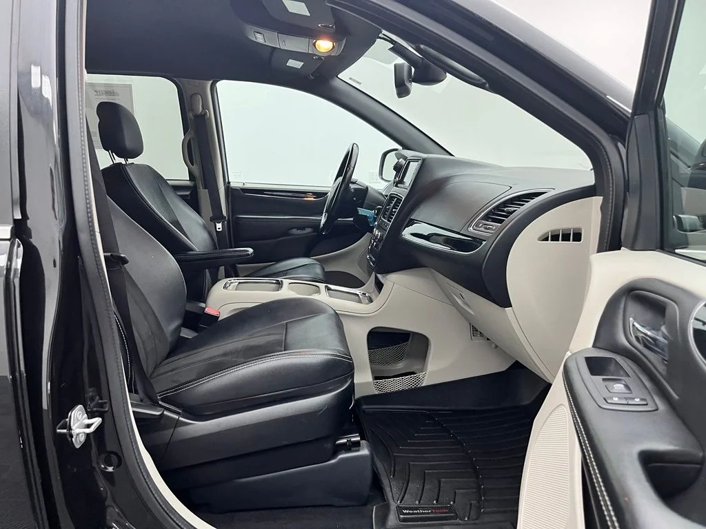 Used 2019 Black Dodge SXT image 31