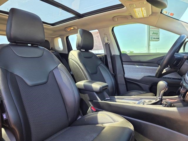 Certified Used 2022 Diamond Black Crystal Pearlcoat Jeep Latitude image 18