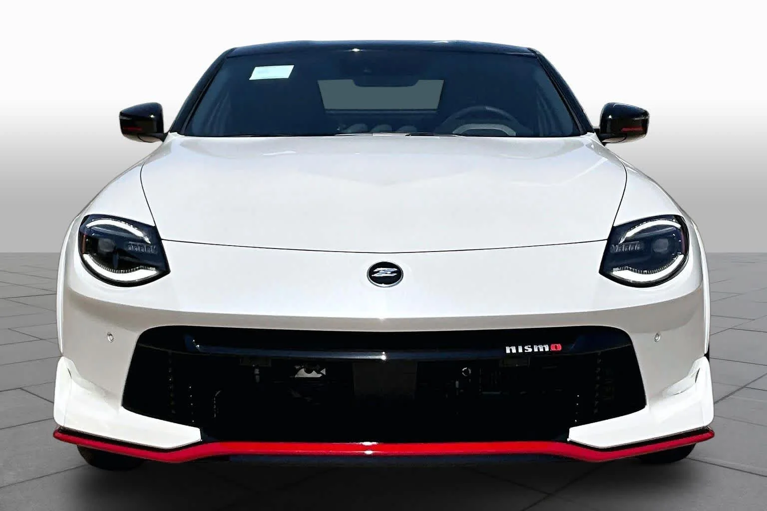 New 2027 Pearl White TriCoat / Super Black Two-tone Nissan NISMO image 3