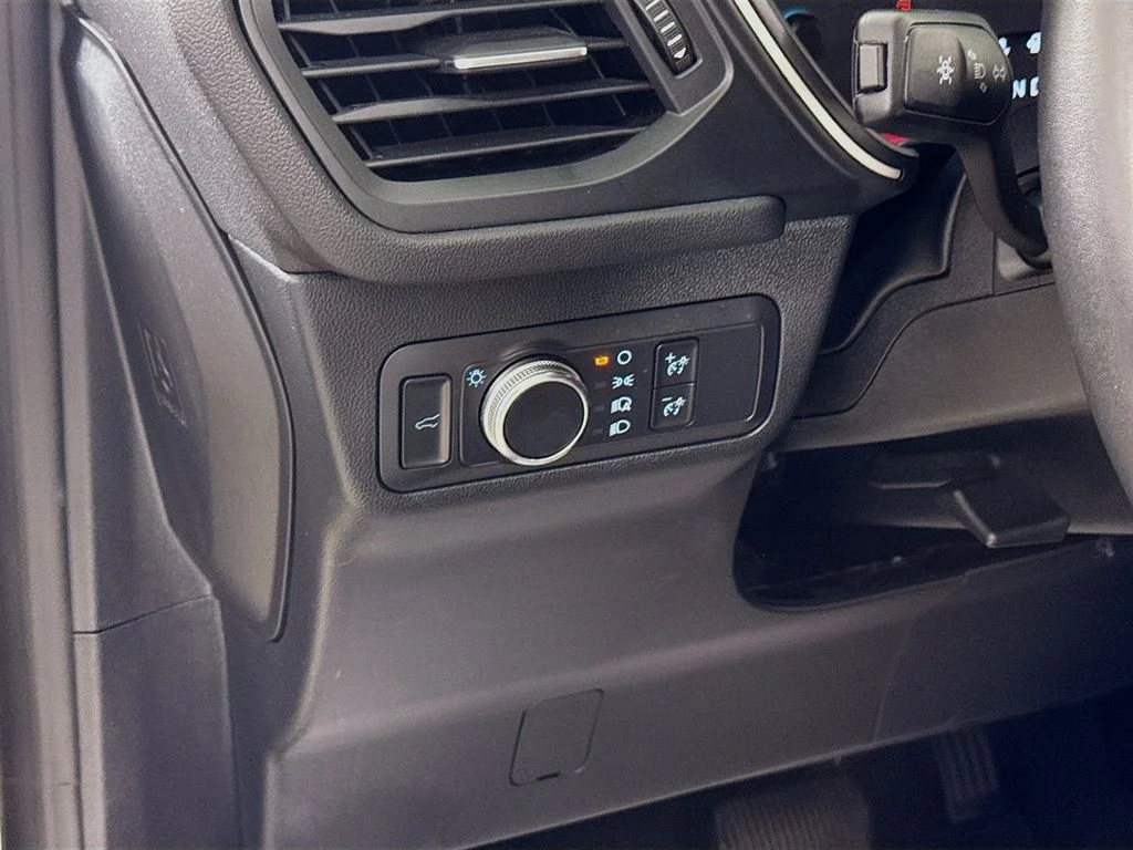 Used 2022 Oxford White Ford SE image 15