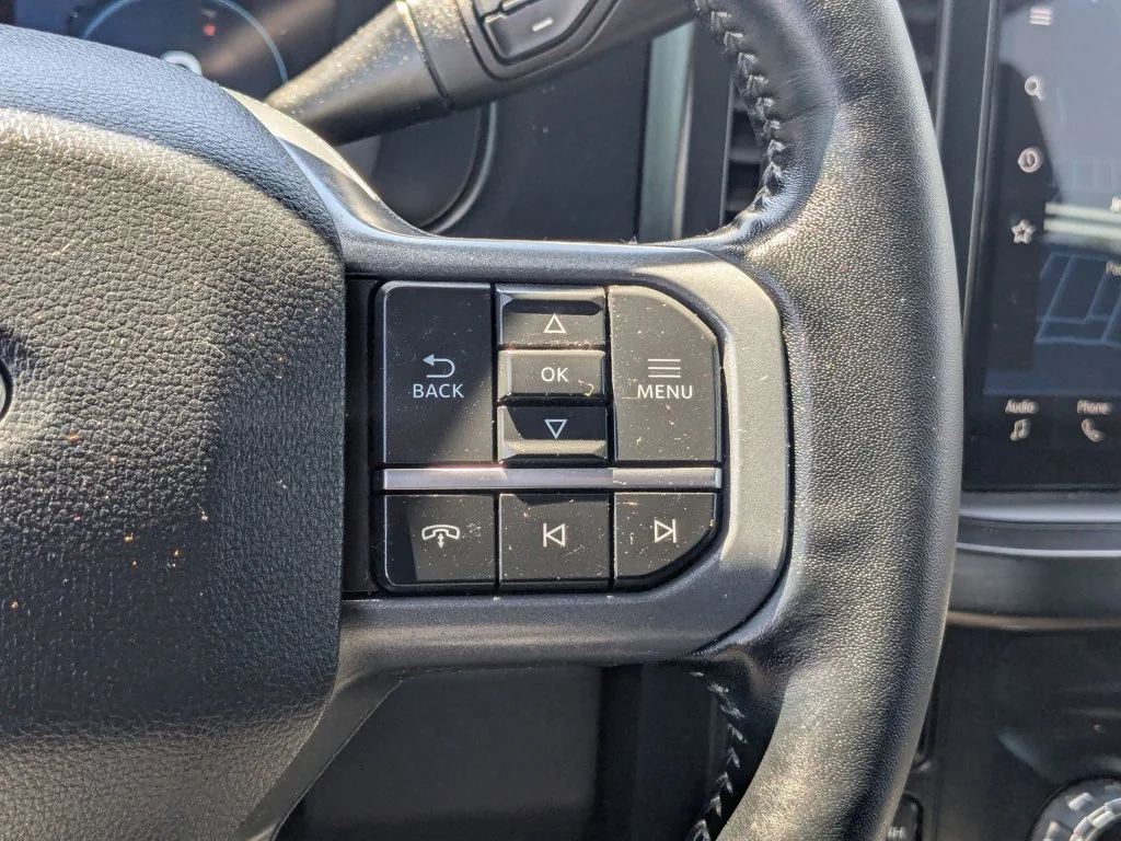 Used 2023  Ford LARIAT image 23
