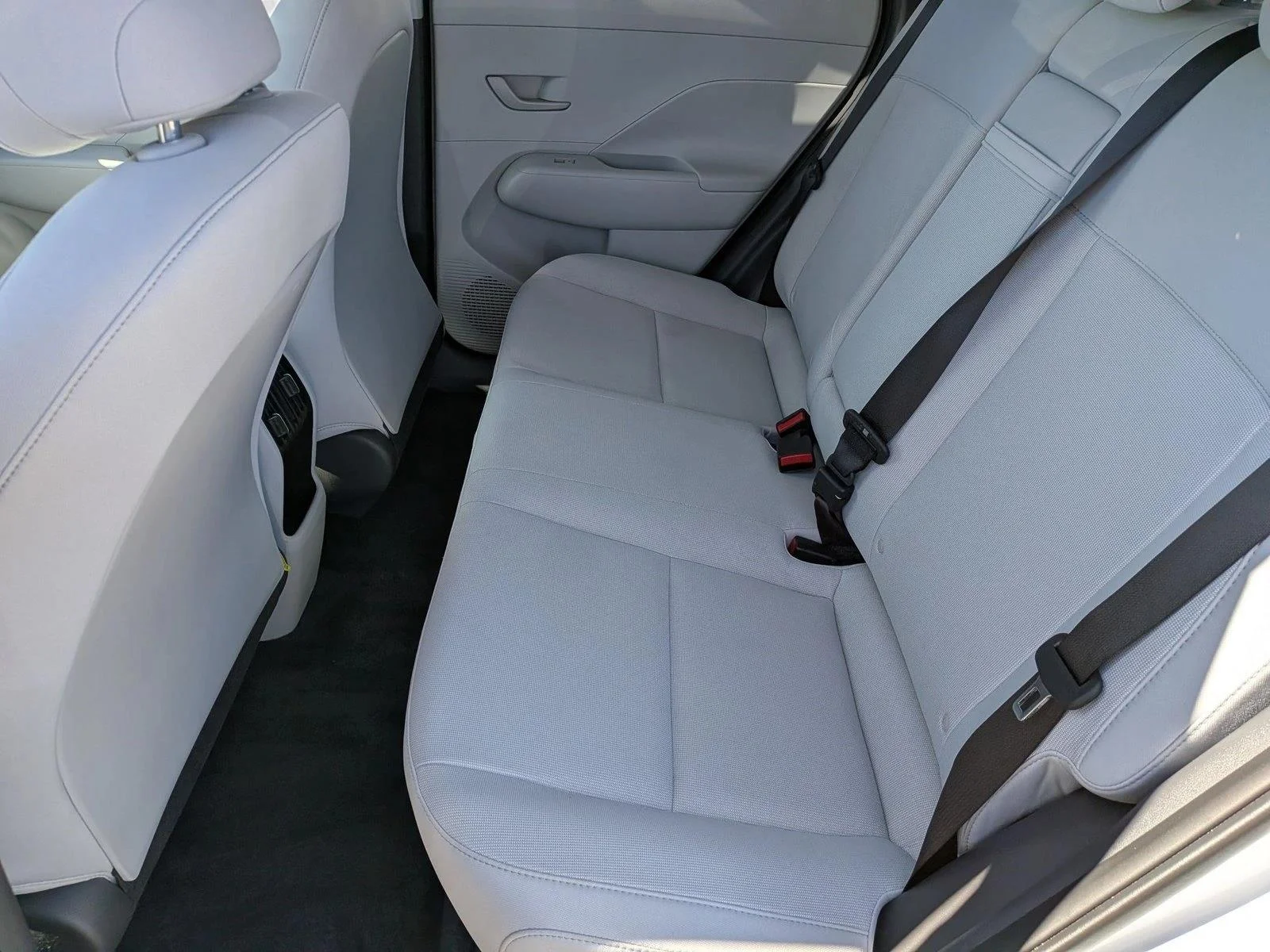 Used 2025 Atlas White Hyundai SEL image 17