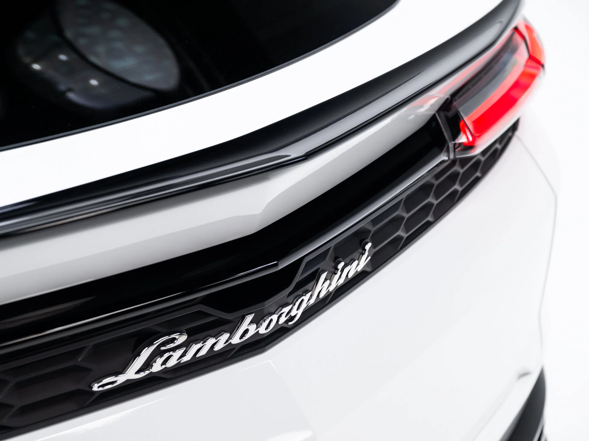 Used 2025  Lamborghini SE image 34