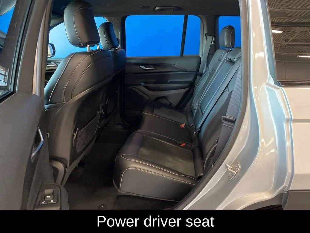 Used 2025 Silver Jeep Altitude image 11