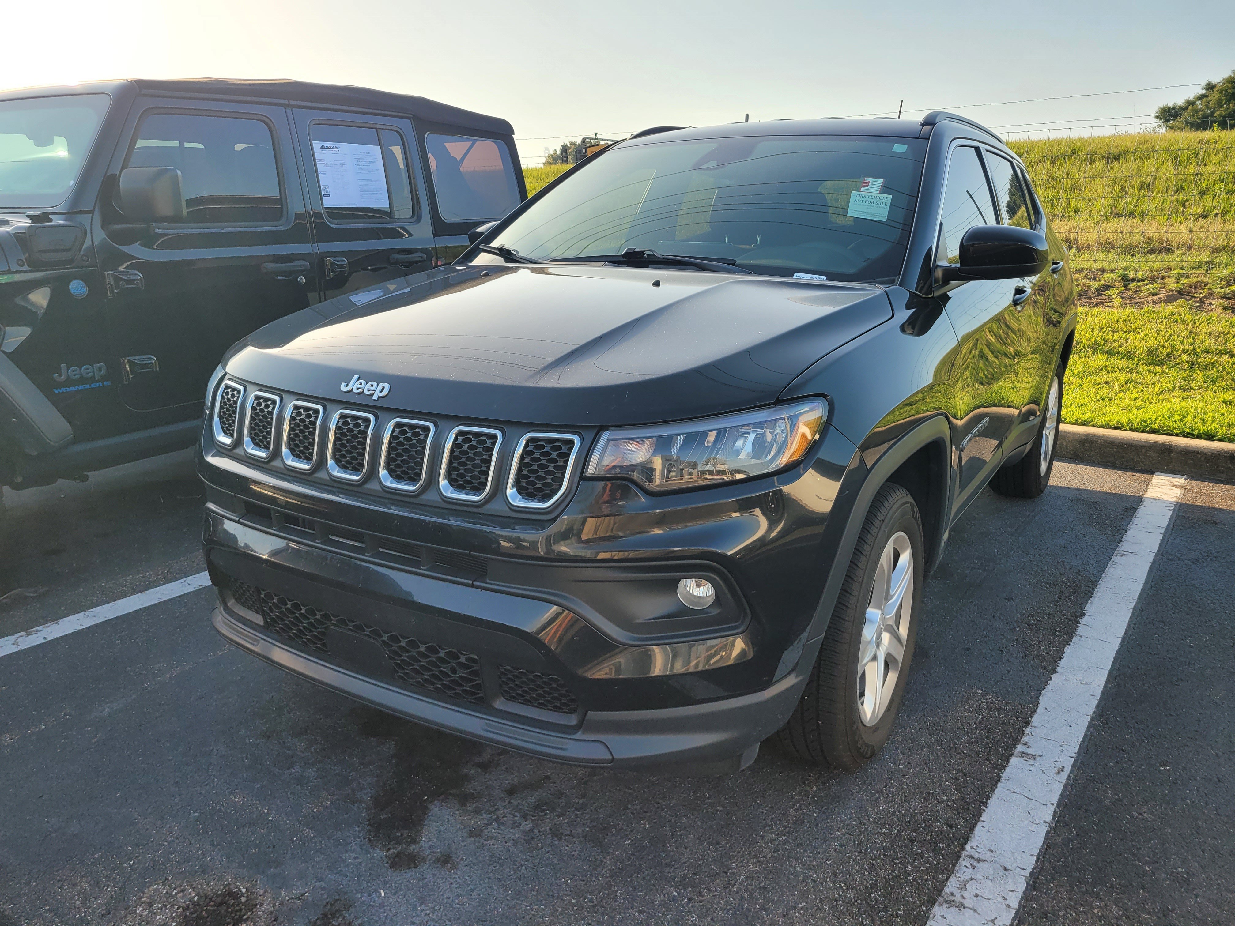 Used 2023 Diamond Black Crystal Pearlcoat Jeep Latitude image 3