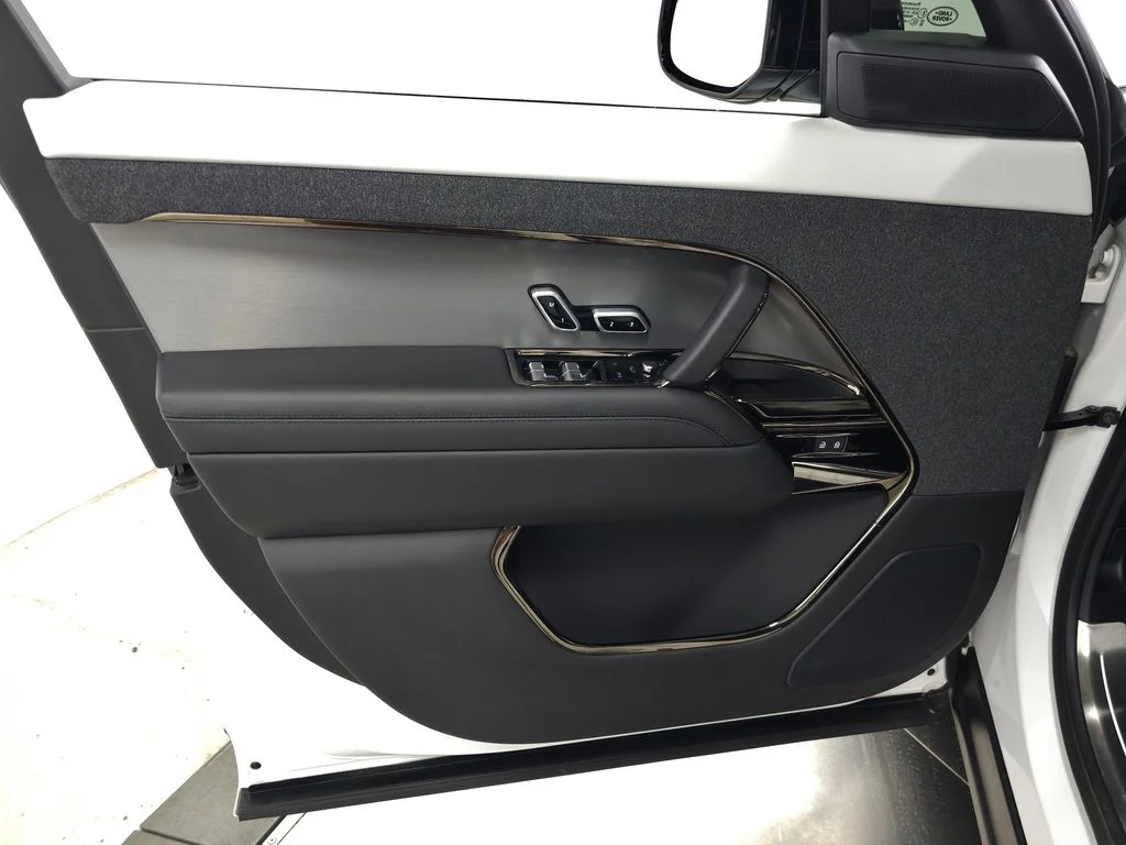 Used 2025 White Land Rover Dynamic SE image 15