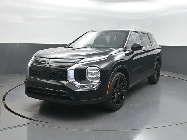 2026 Mitsubishi Outlander LE FWD's photo