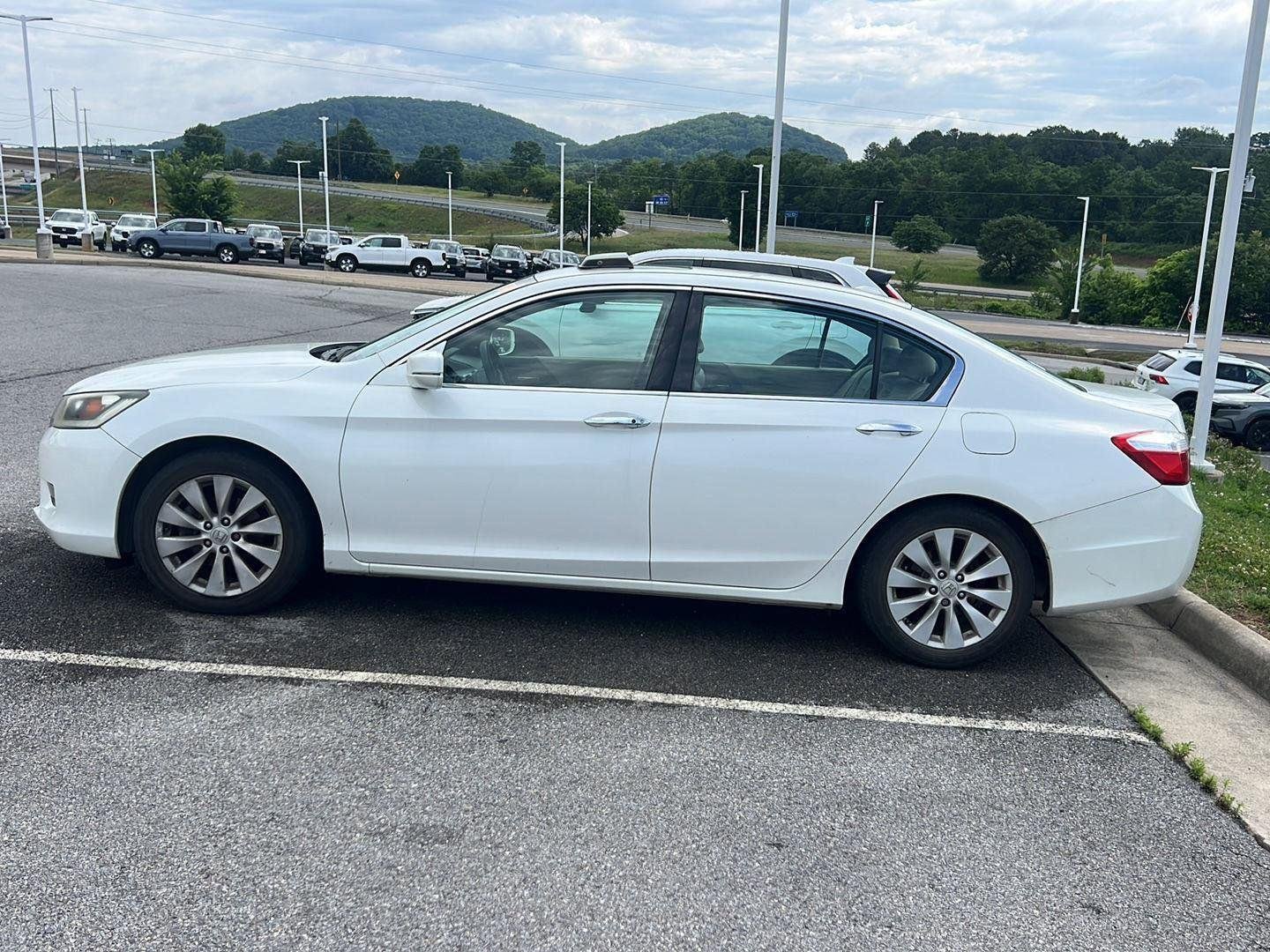 Used 2013 White Orchid Pearl Honda EX-L image 2