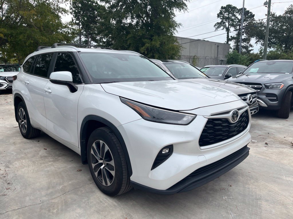 Used 2024 Beige Toyota XLE image 4