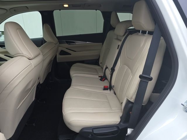 Used 2023 White INFINITI LUXE image 12