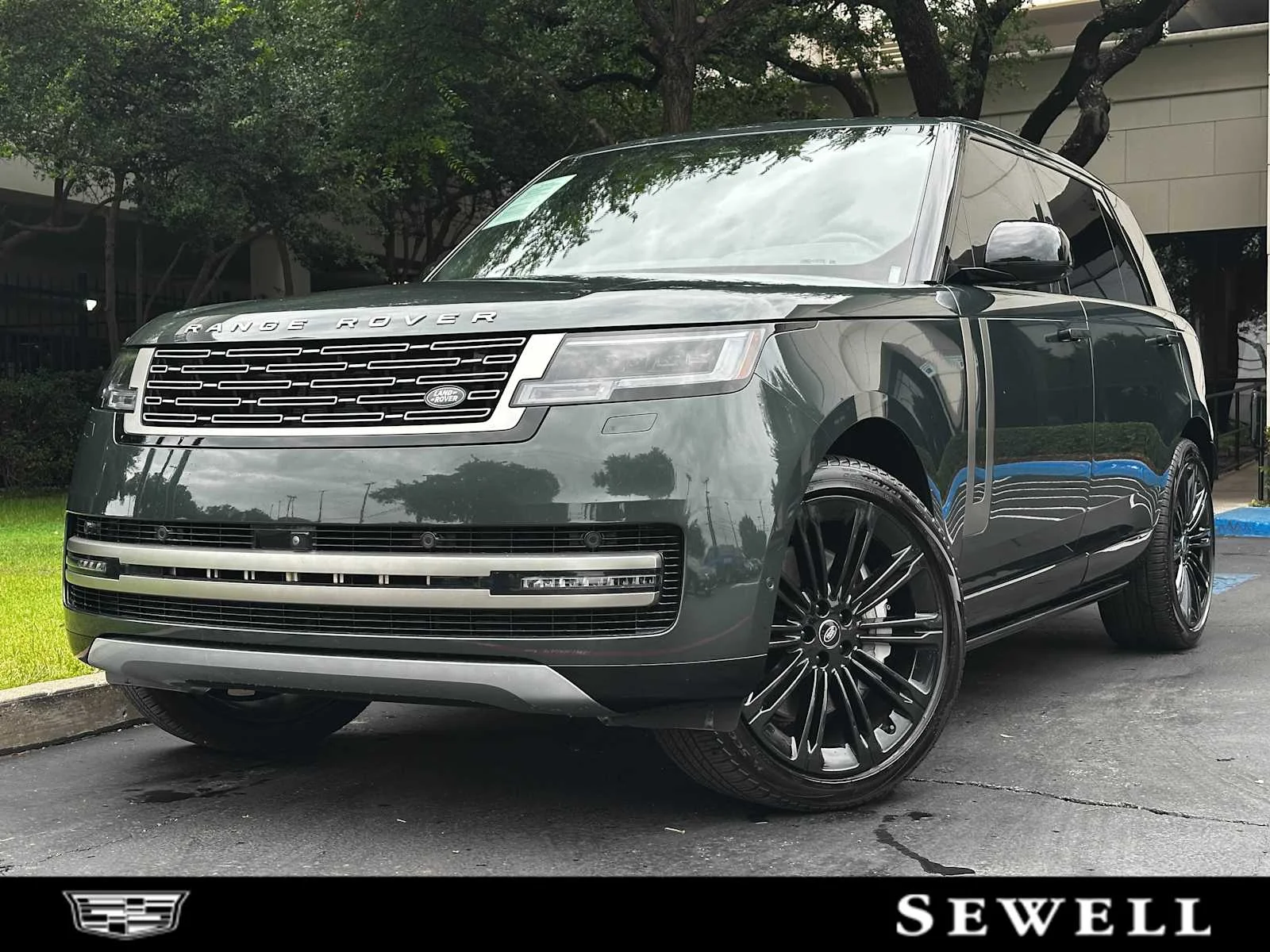 Used 2024  Land Rover SE image 1