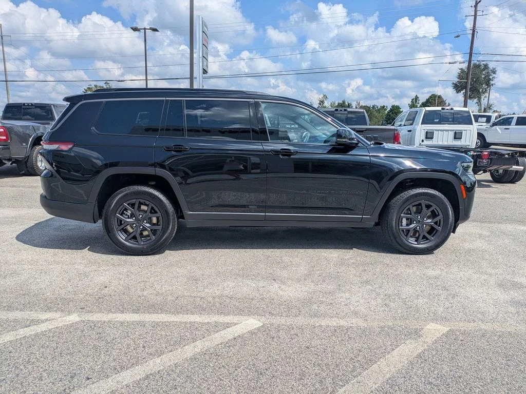 New 2027 High-Gloss Black Paint Jeep  image 3