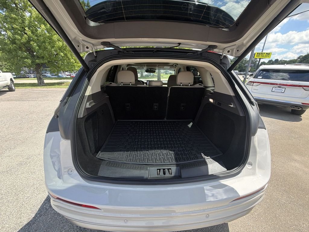 Used 2022 White Lincoln Reserve image 24