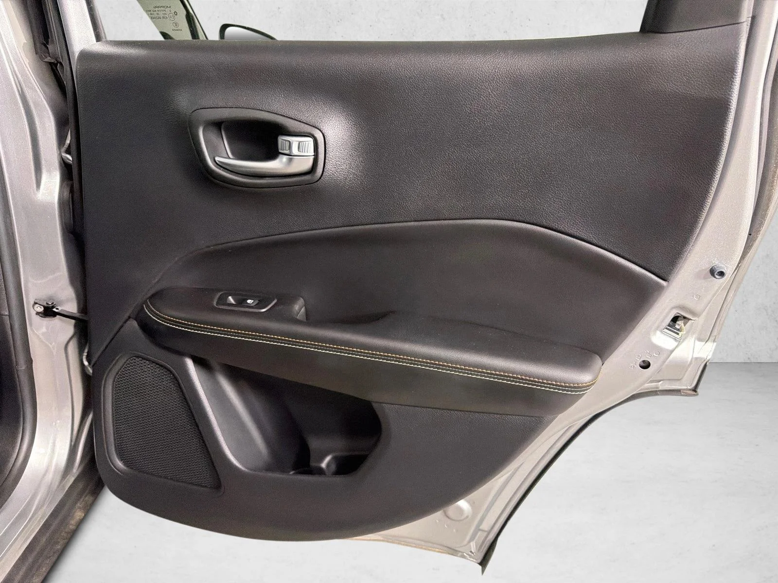 Used 2021 Silver Jeep Latitude image 16