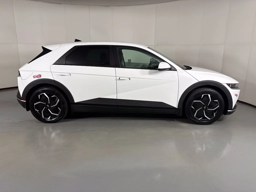 Used 2024 White Hyundai SEL image 9