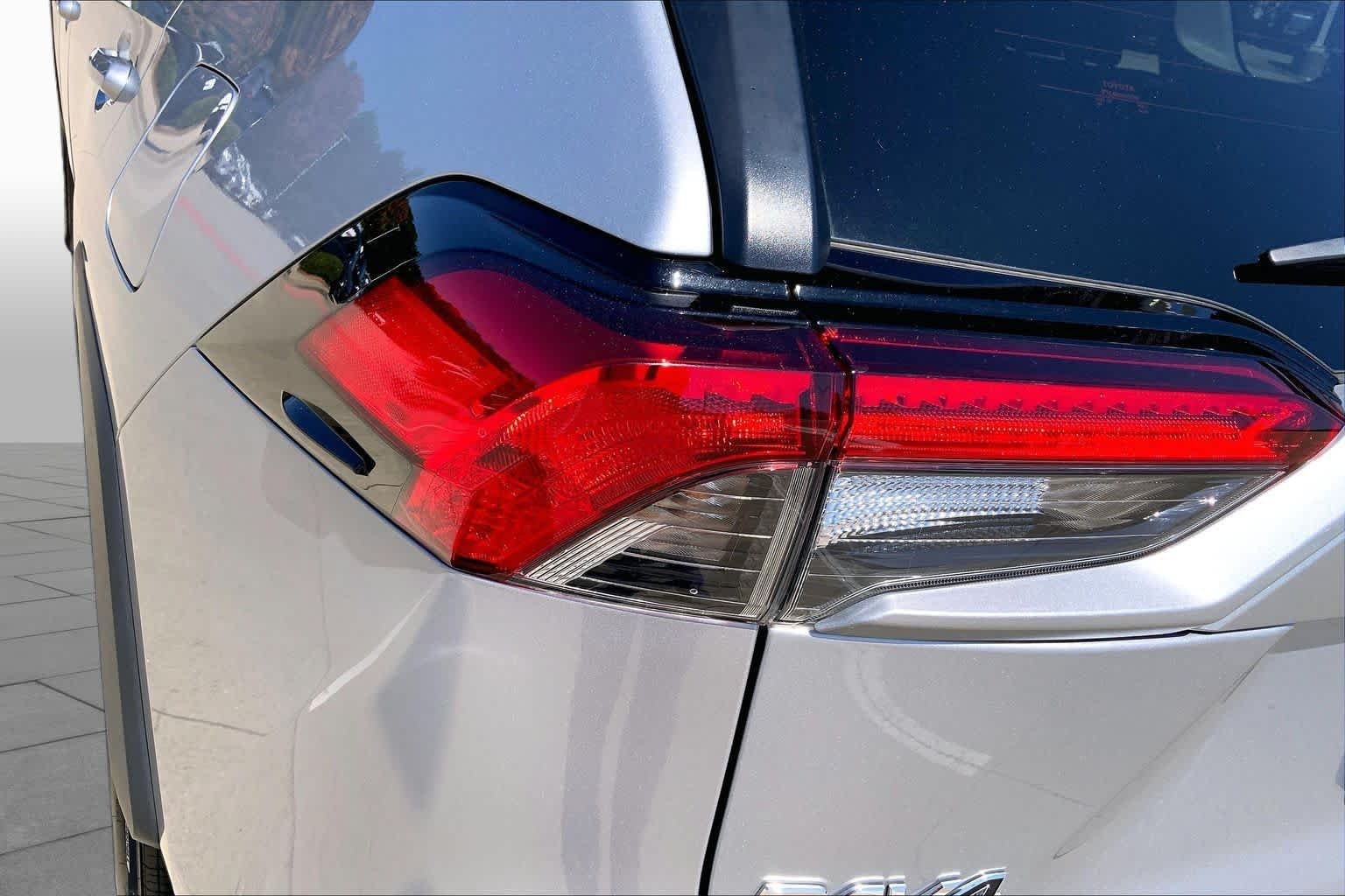 Used 2025 Silver Sky Metallic Toyota XLE image 27