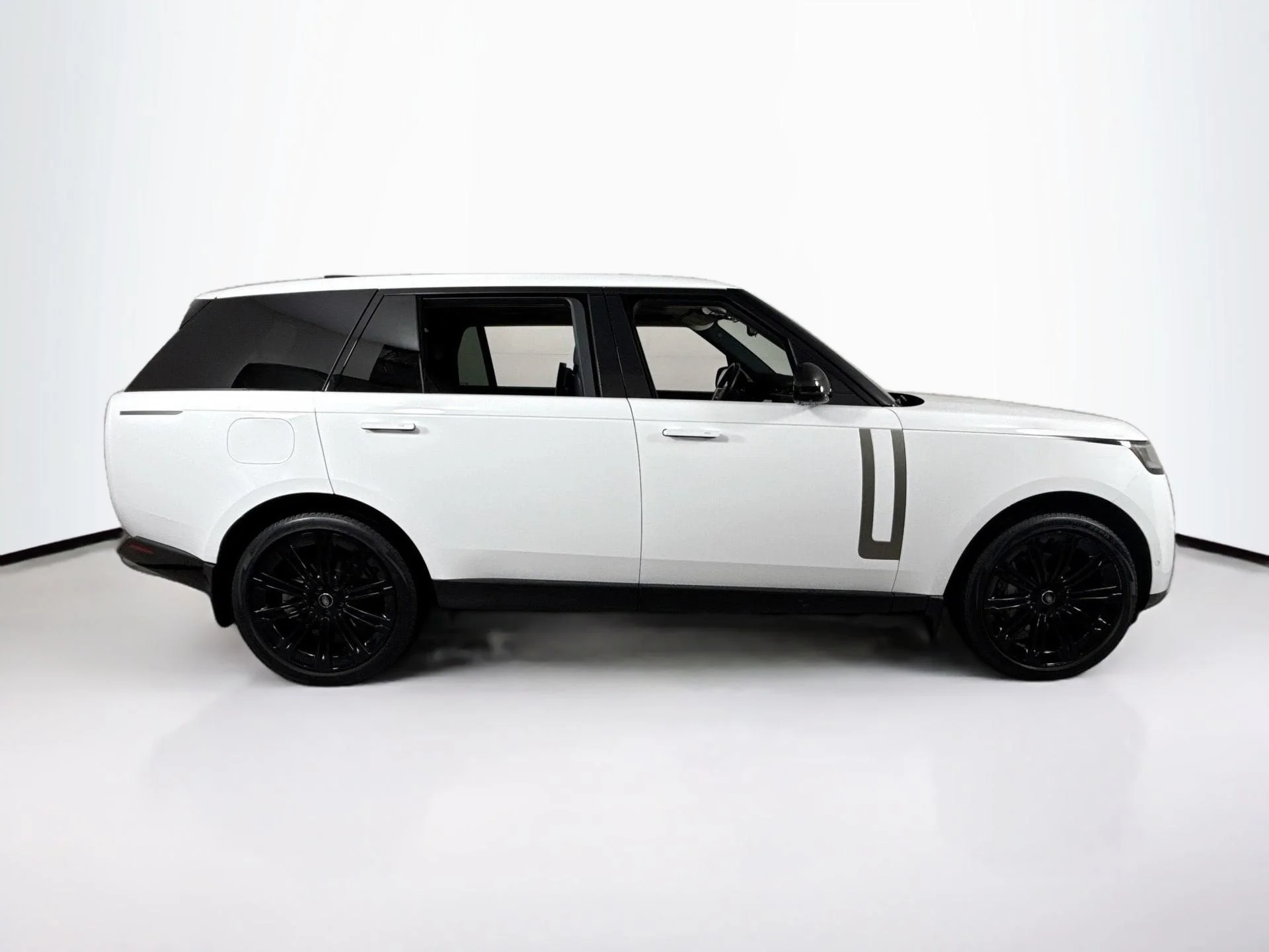 Used 2024 Fuji White Land Rover SE W/REAR DVD image 8