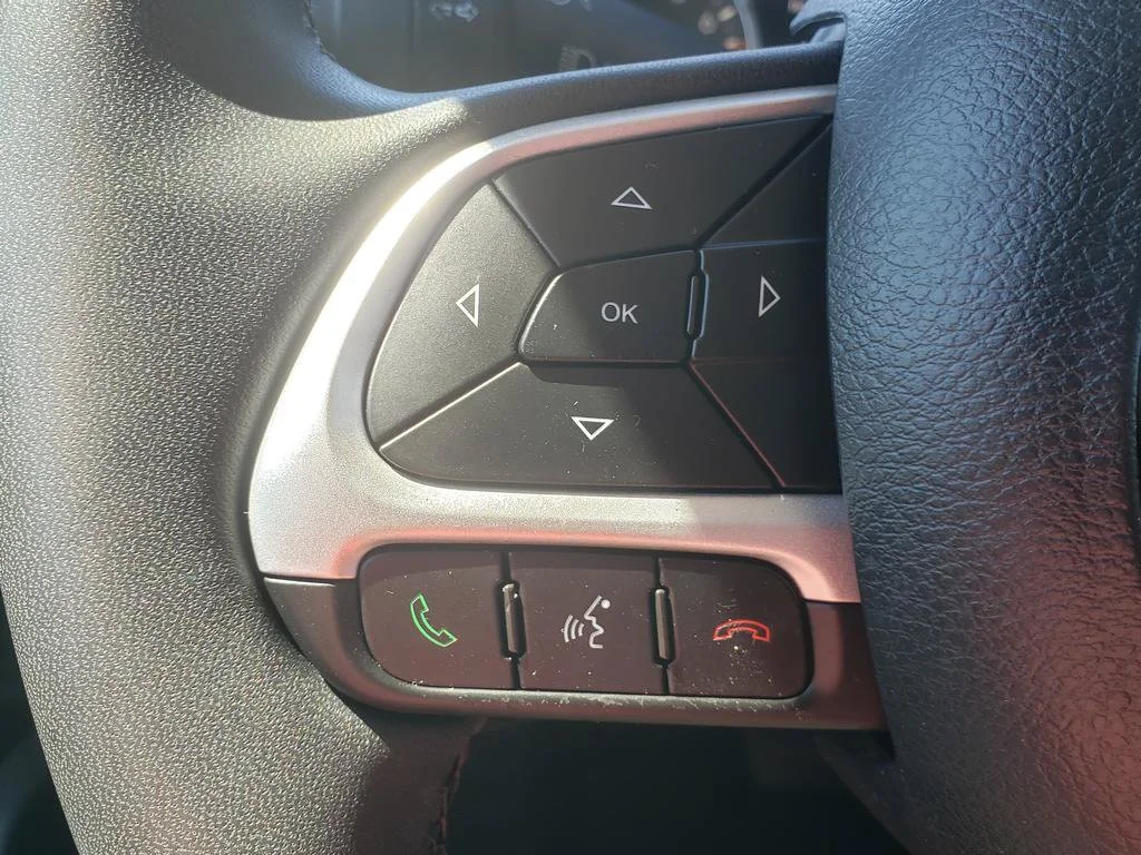 Used 2021 Colorado Red Clearcoat Jeep Latitude image 17