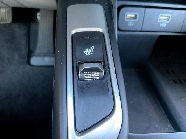 Used 2023 White Kia S image 17