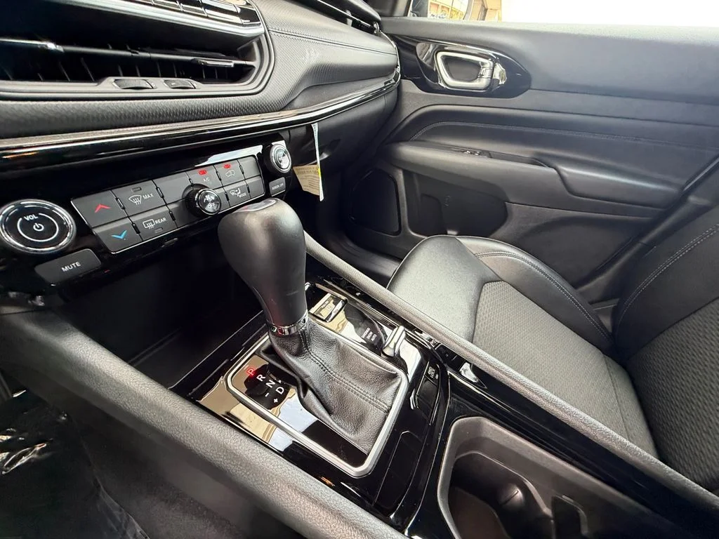 Used 2026 Silver Jeep Latitude image 22