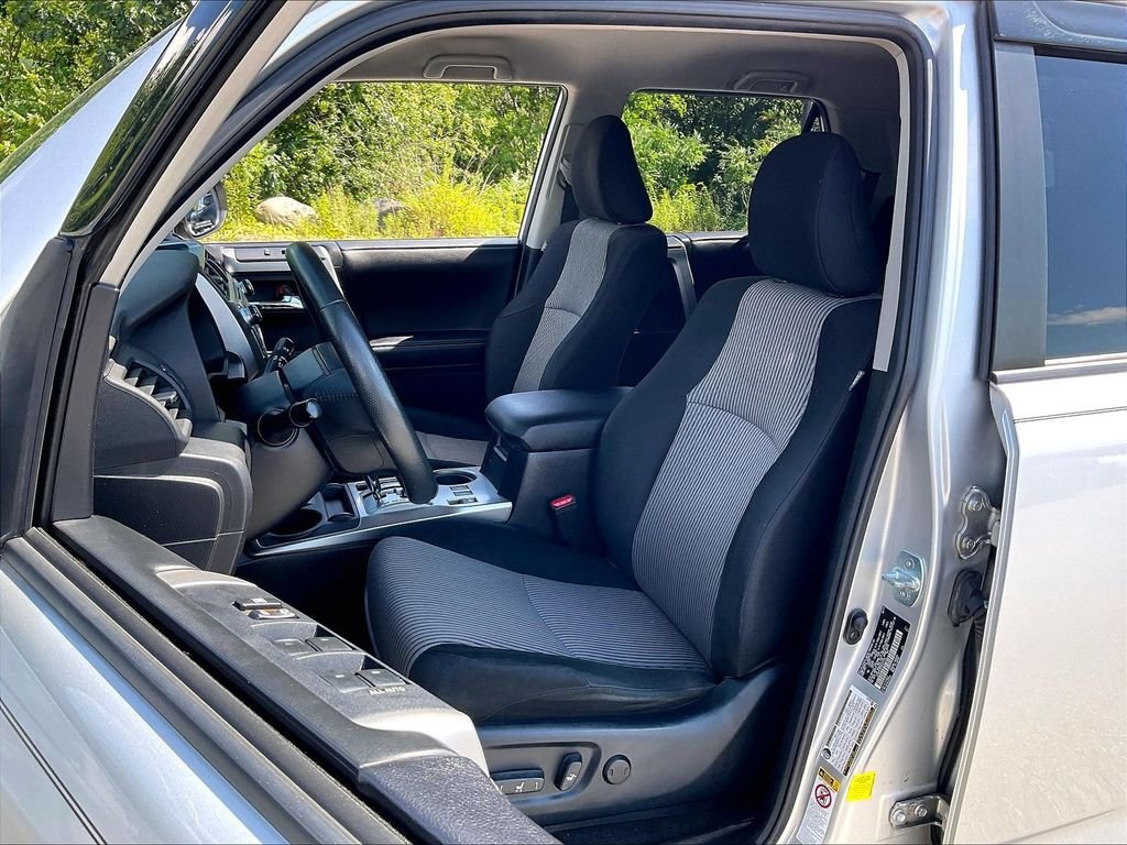 Used 2017 Classic Silver Metallic Toyota SR5 image 9