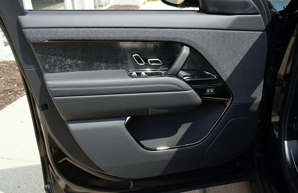 New 2026 Santorini Black Land Rover Dynamic SE image 11