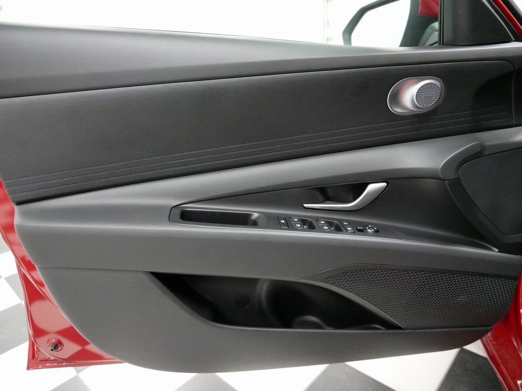 2025 Hyundai Elantra SE - Photo 10