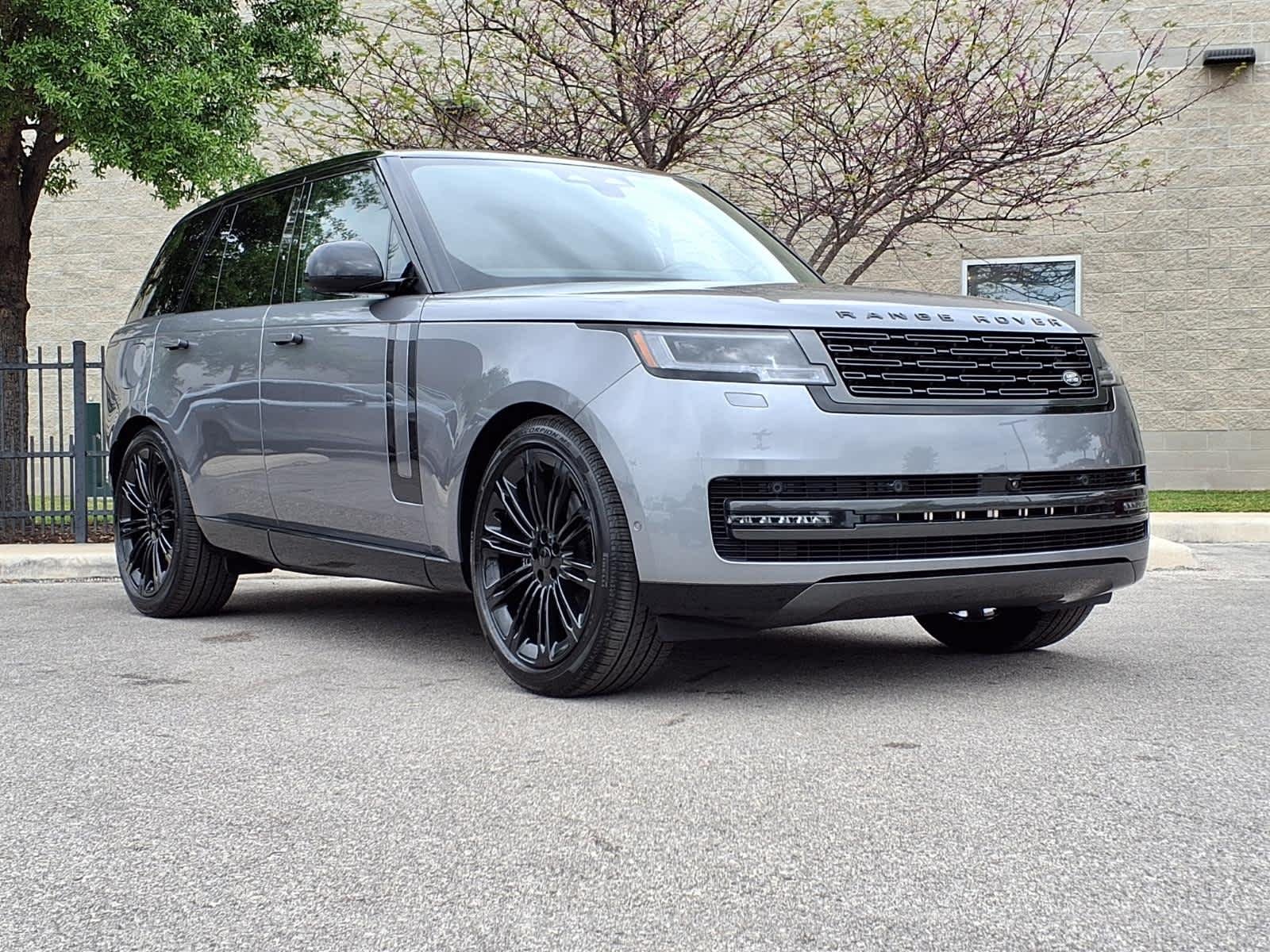 New 2026 Eiger Grey Land Rover SE image 3