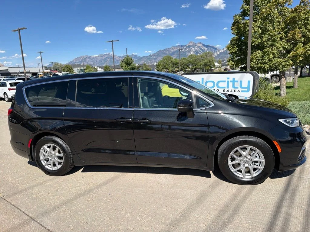 Used 2023 Black Chrysler Touring L image 8