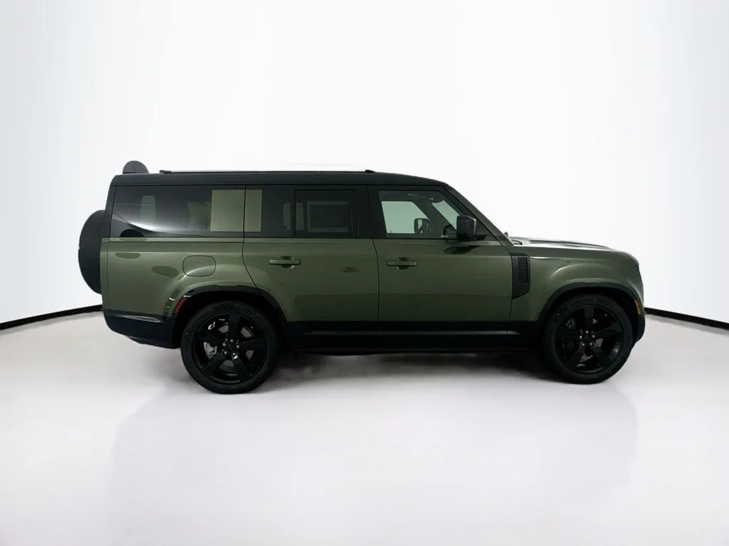 New 2026 Woolstone Green Land Rover X-Dynamic SE image 3