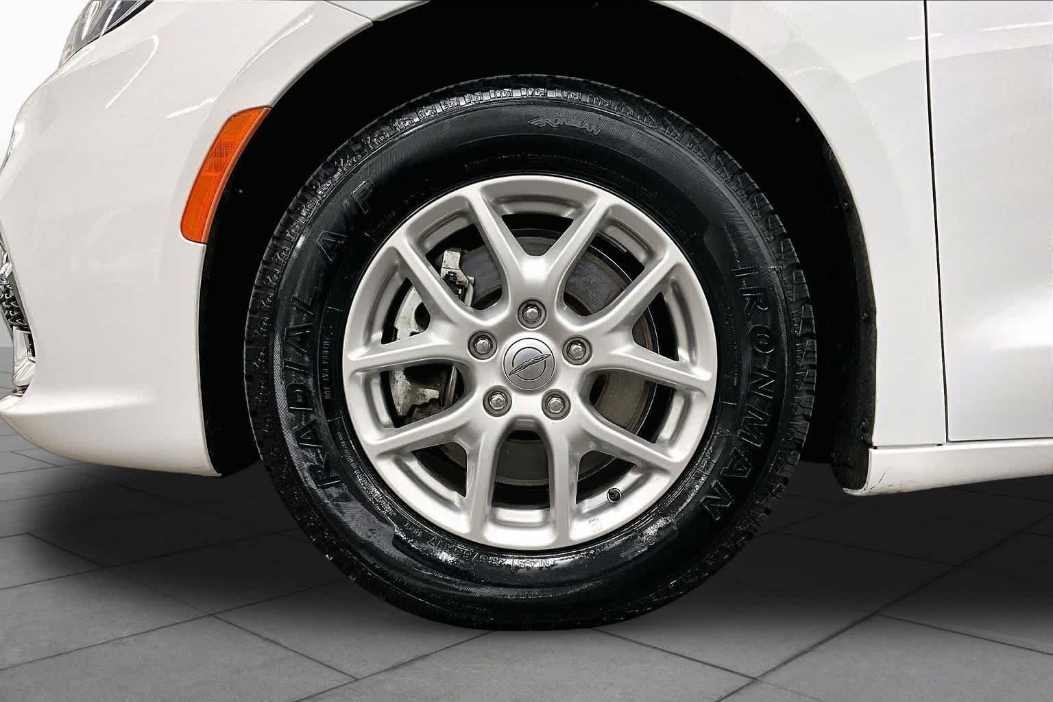 Used 2024 Bright White Clearcoat Chrysler Touring L image 11