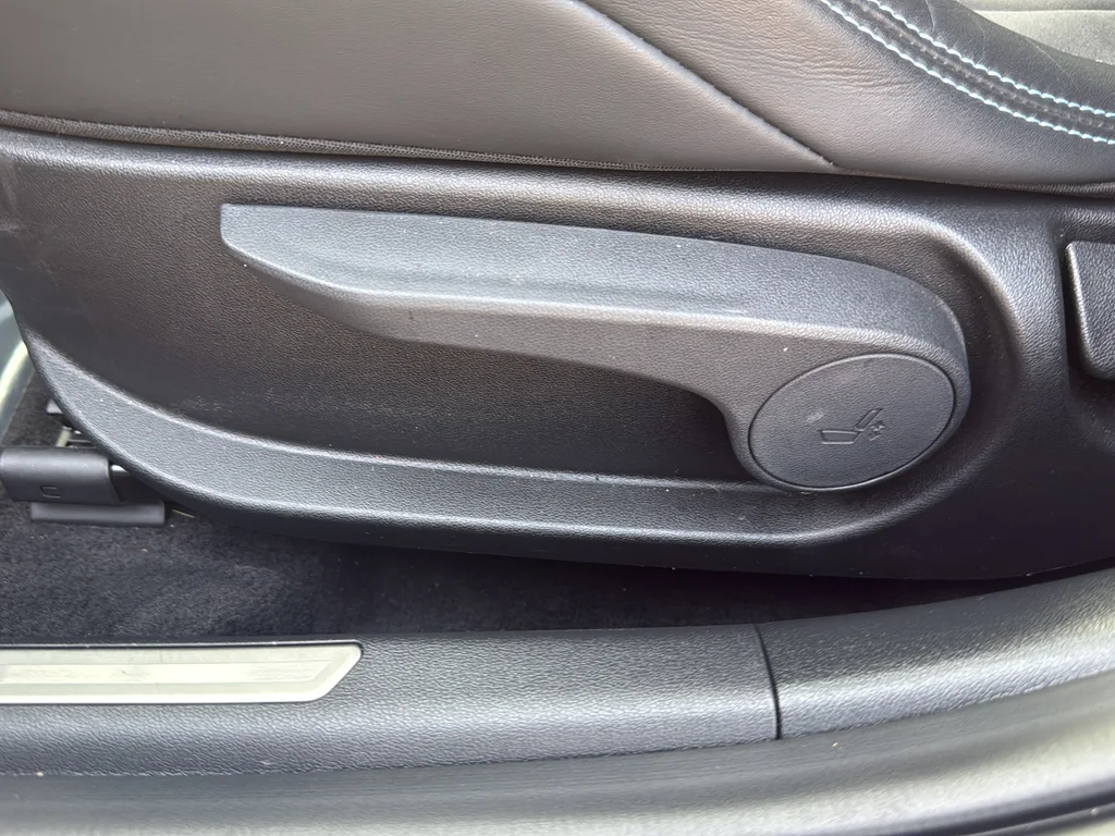 Used 2022 Black Hyundai Base image 18