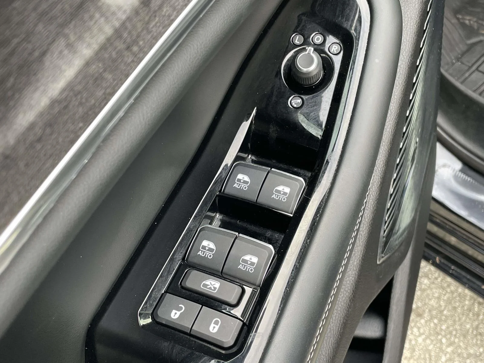 Used 2022 Diamond Black Crystal Pearlcoat Jeep Overland image 6